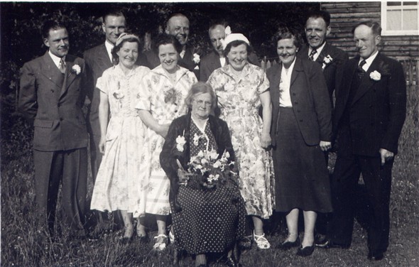 Photo:Granny Lillywhite and her 'Gang of Ten',  (children - Charlie, Bob, Fay, Pat, Joe, Jack, Edie, Rose, Len and Jim. 1950's.