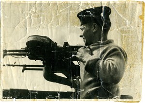 Photo:Bert manning the Lewis Gun